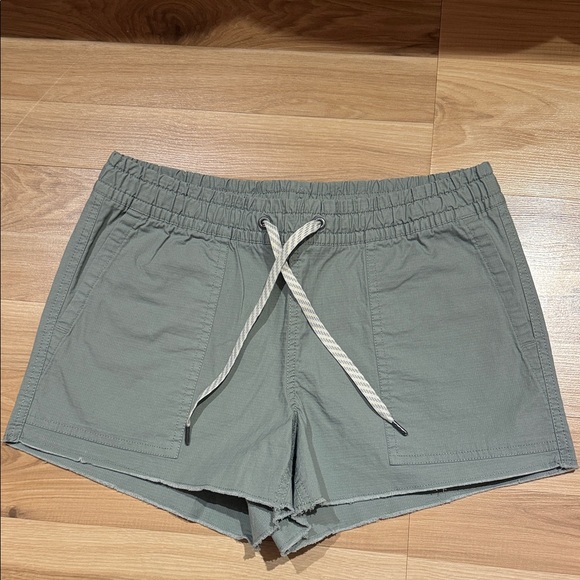 Vuori Pants - Vuori Sage Green Women's Cargo Shorts